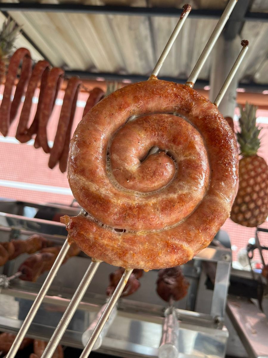 Linguiça suína artesanal Sr. Pesca assada no espeto